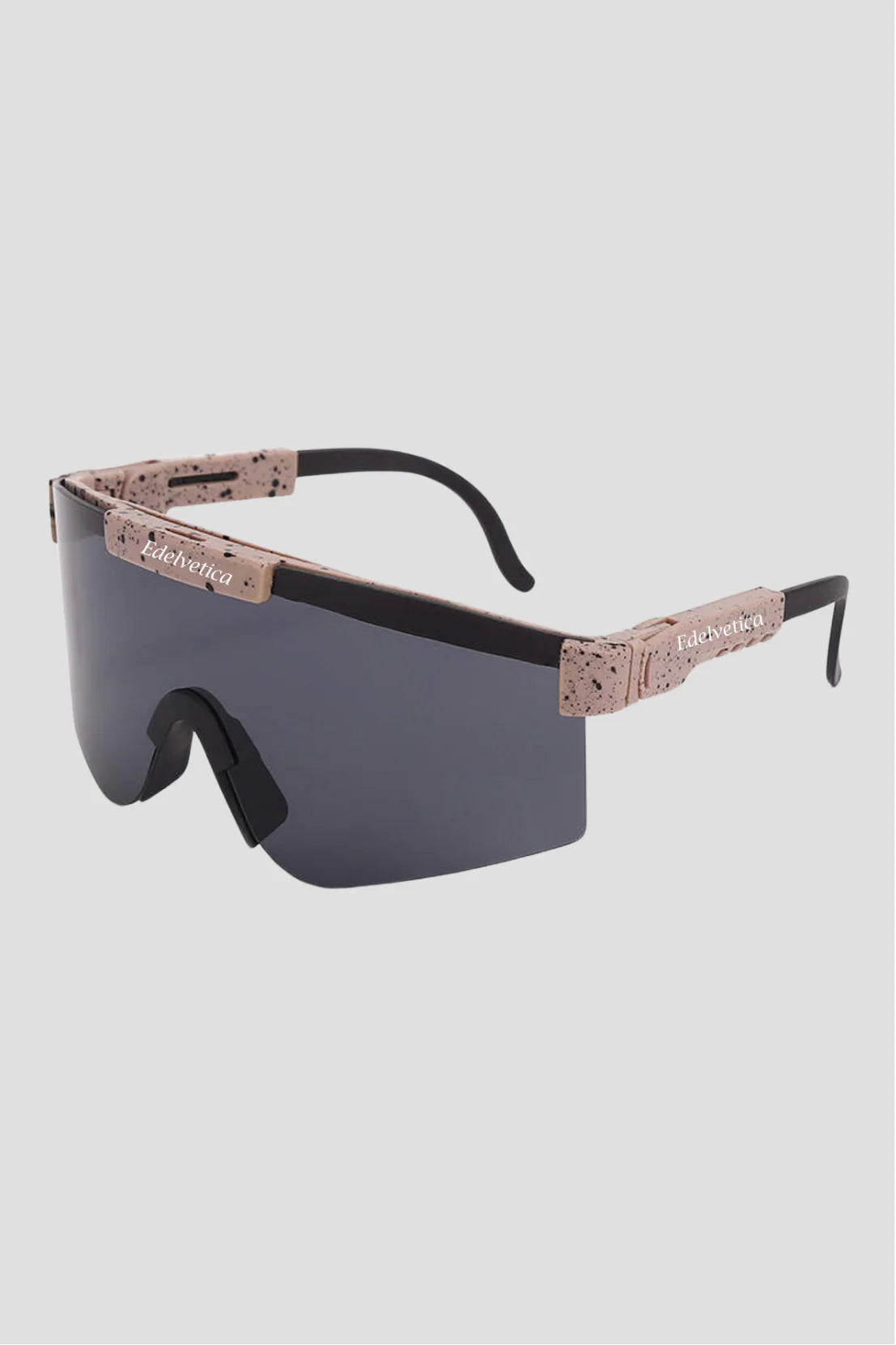 Unisex Sonnenbrille 'Rave' von Edelvetica, ein trendiges und schickes Accessoire. Diese Sonnenbrille zeichnet sich durch ihr modernes Design und klare Linien aus, perfekt für modebewusste Träger. Sie bietet sowohl Stil als auch Schutz und eignet sich ideal für verschiedene Outdoor-Aktivitäten und Freizeitanlässe.