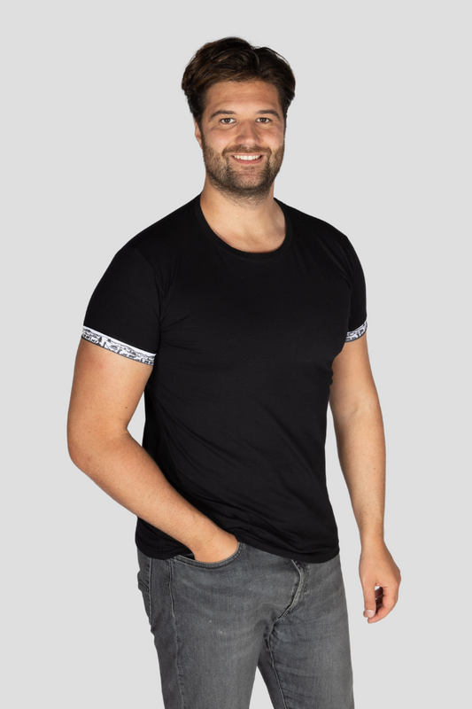 Herren-T-Shirt mit Scherenschnitt-Motiv am Armabschluss von Edelvetica