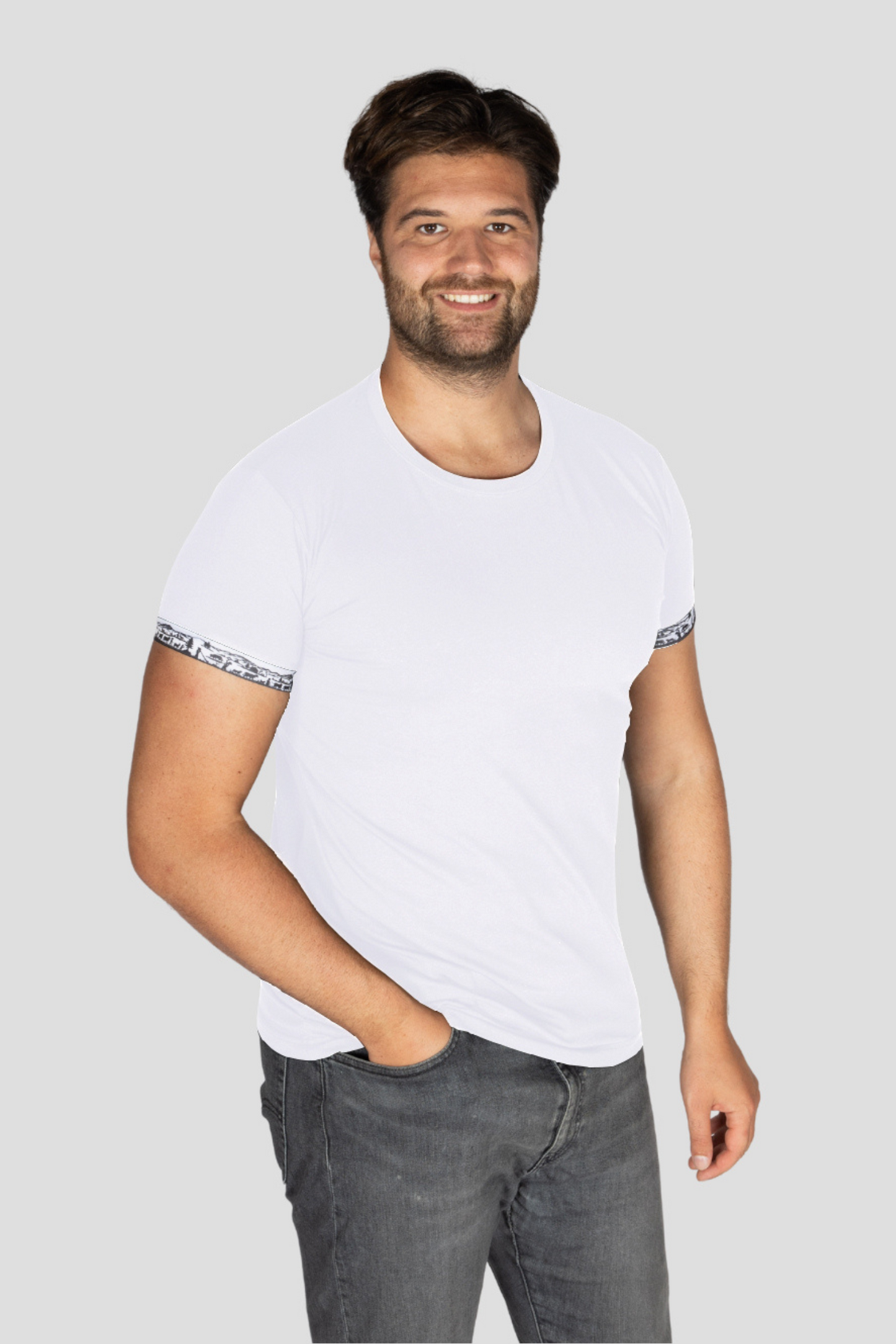 Herren-T-Shirt mit Scherenschnitt-Motiv am Armabschluss von Edelvetica