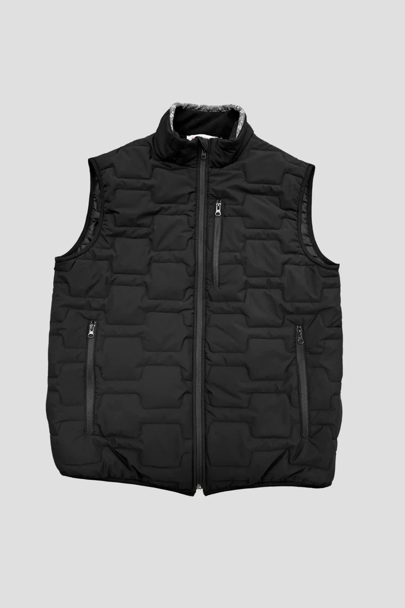 Gilet Edelweiss Damen in Schwarz mit grauem Edelweiss-Muster, hochwertig verarbeitet, mit dezenten Edelweiss-Streifen am Reissverschluss und Nacken, ideal für Freizeit, Arbeit und elegante Anlässe